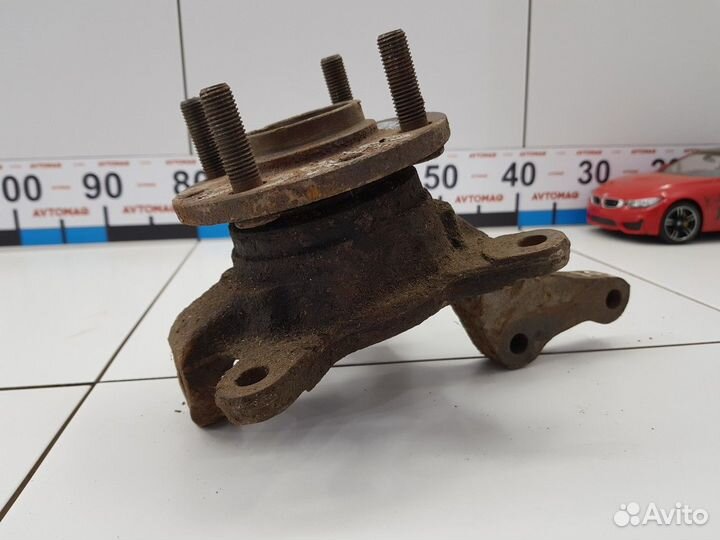 Кулак поворотный передний правый в сборе