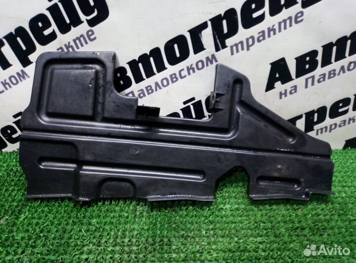 Дефлектор радиатора правый Toyota Avensis AZT251