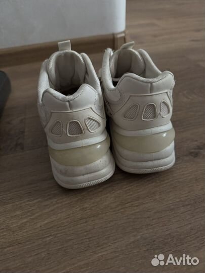 Отдам женские кроссовки