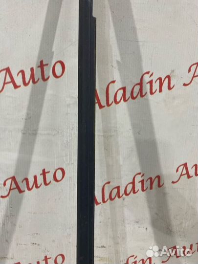 Уплотнитель стекла передний левый Volkswagen Polo