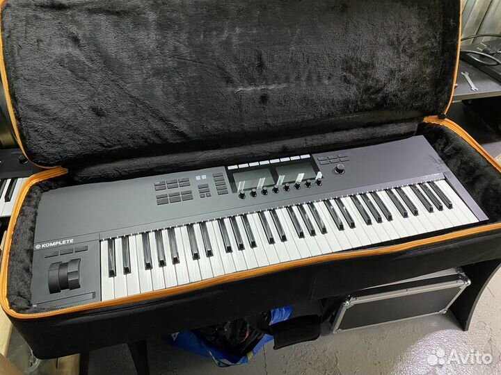 Midi-клавиатура Native Instruments S61 MK2 + чехол