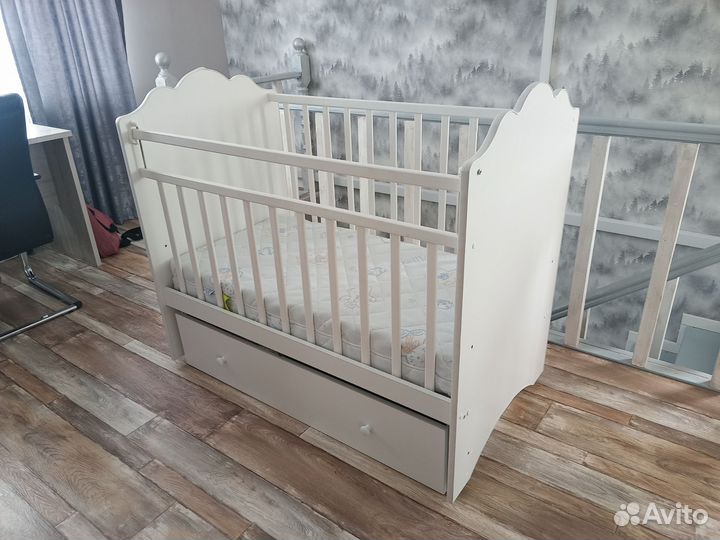 Детская кроватка с маятником