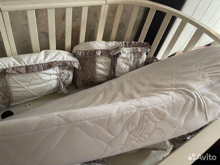 Детская кровать с матрасом, бортиками, с маятником