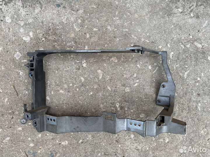 Кронштейн левой фары Audi V8