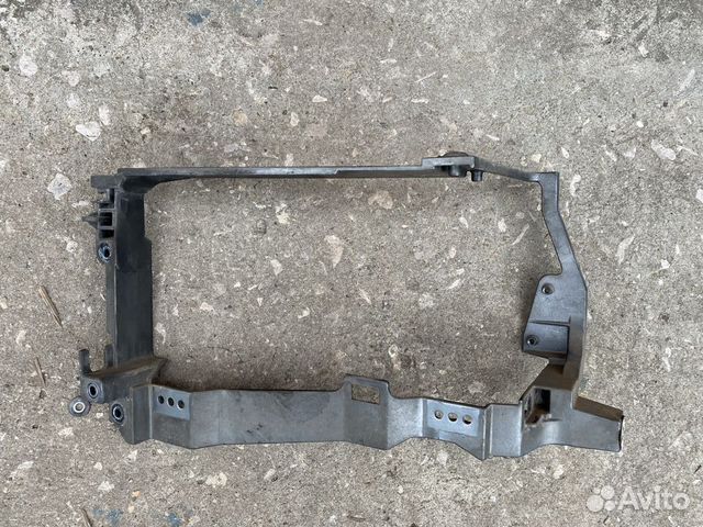 Кронштейн левой фары Audi V8