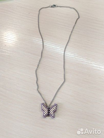 Цепочка с бабочкой из бисера