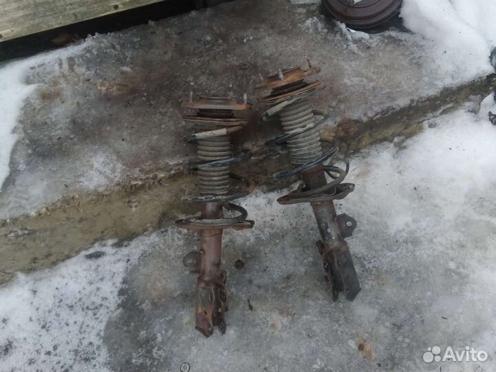 Стойка амортизатора Toyota Auris E150