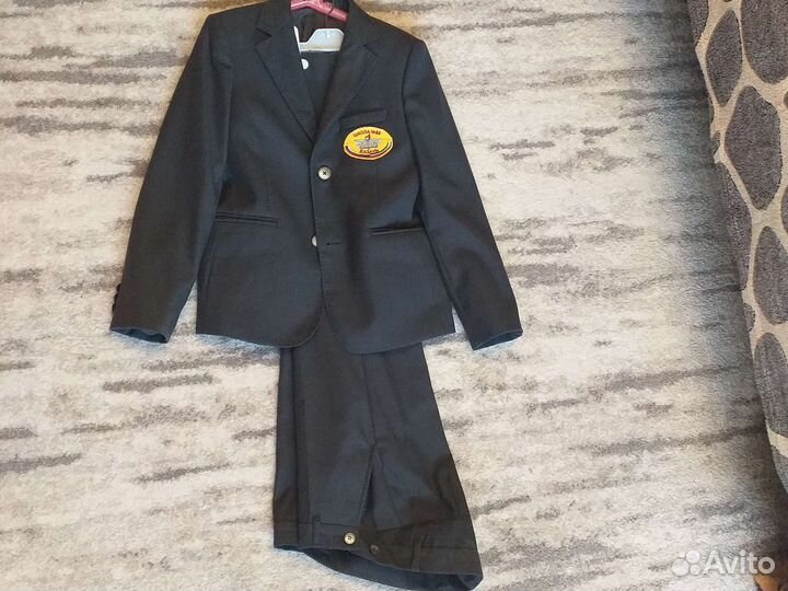 Школьная форма с нашивкой 86шк. В хорошем состояни