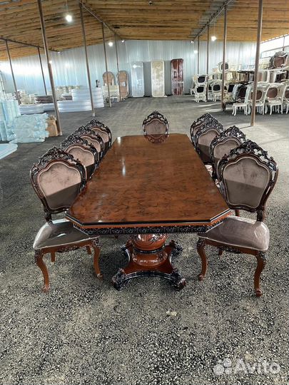 Стол и стулья