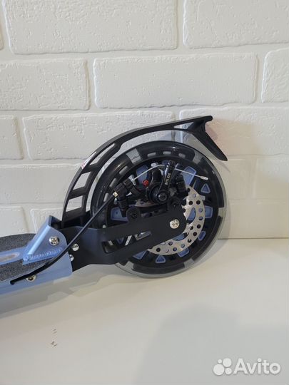 Городской самокат с ручным дисковым тормозом