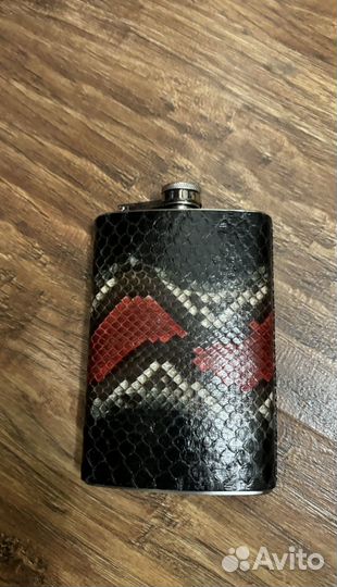 Фляжка в коже питона