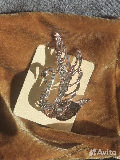 Брошь лебедь с чёрным камнем