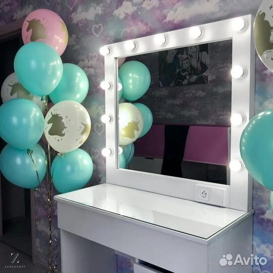 Гримёрный столик визажиста с гримёрным зеркалом