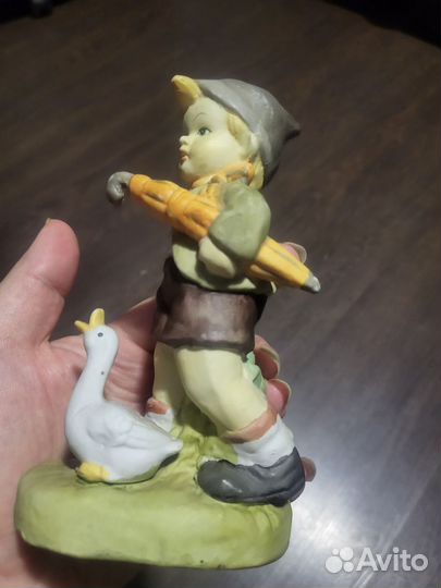 Фарфоровая статуэтка Мальчик с гусем