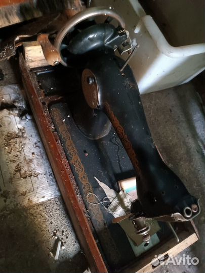 Машинка швейная в погребе стоит
