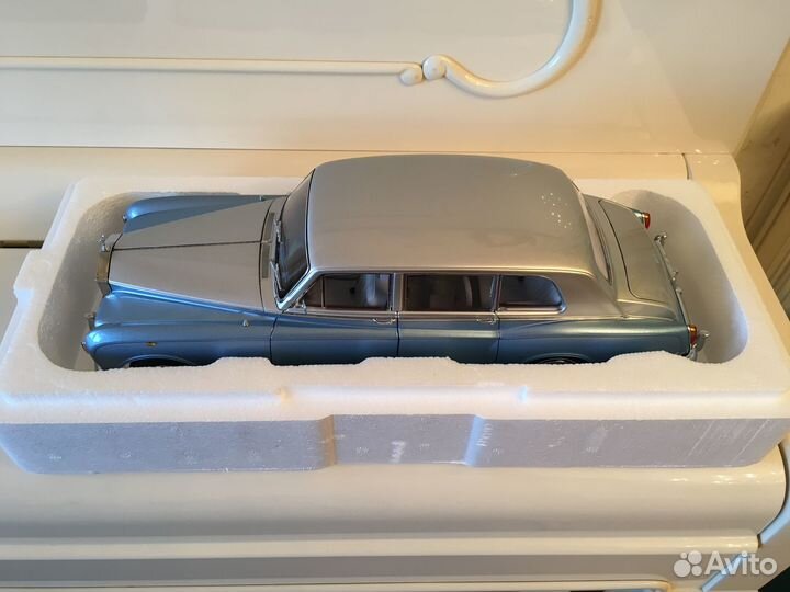 Модель автомобиля 1/18 Rolls Royce Phantom