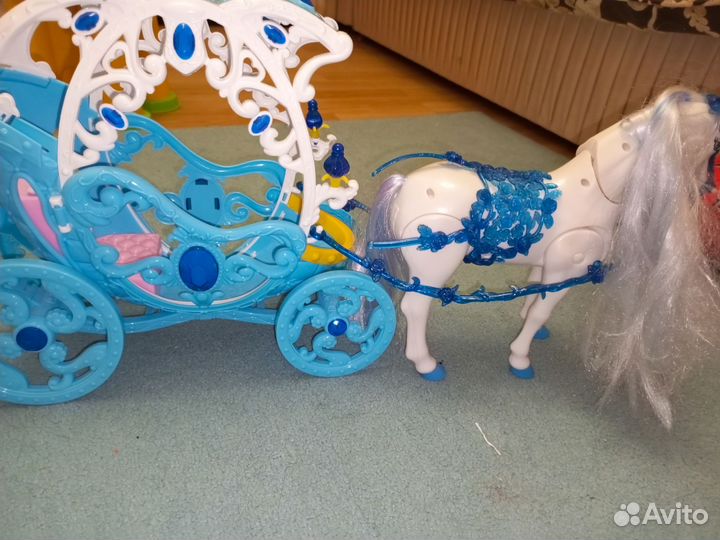 Карета с лошадью