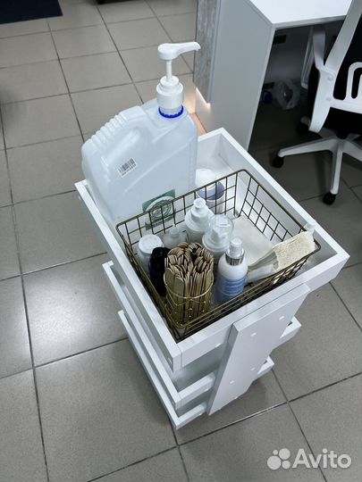 Тележка косметологическая на колесиках
