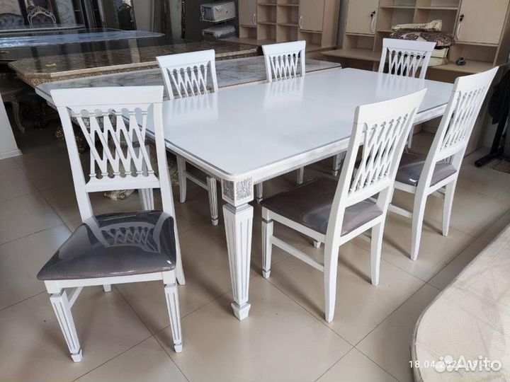 Стол и стулья