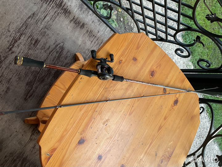 Кастинговый спиннинг с катушкой