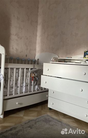 Кровать и комод