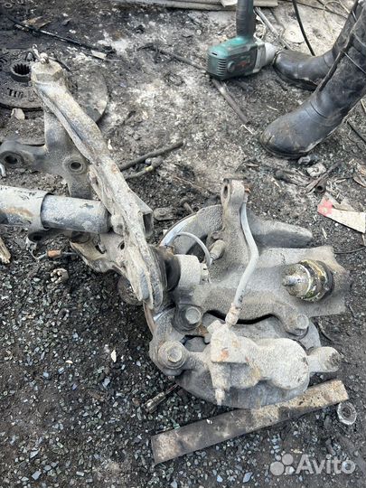 Isuzu elf поворотный кулак с ступицей в сборе