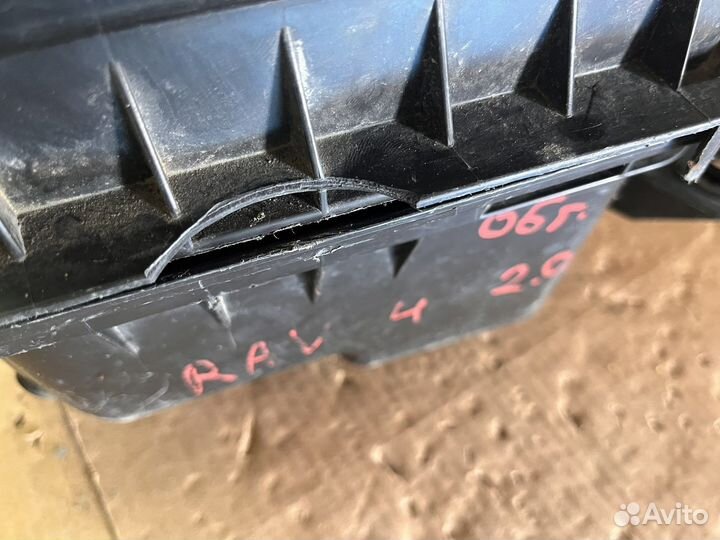 Корпус воздушного фильтра Toyota RAV4 30