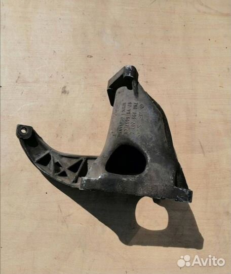 Кронштейн крепление АКПП Volkswagen Sharan