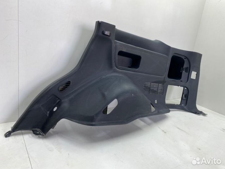 Обшивка багажника задняя правая Toyota Land