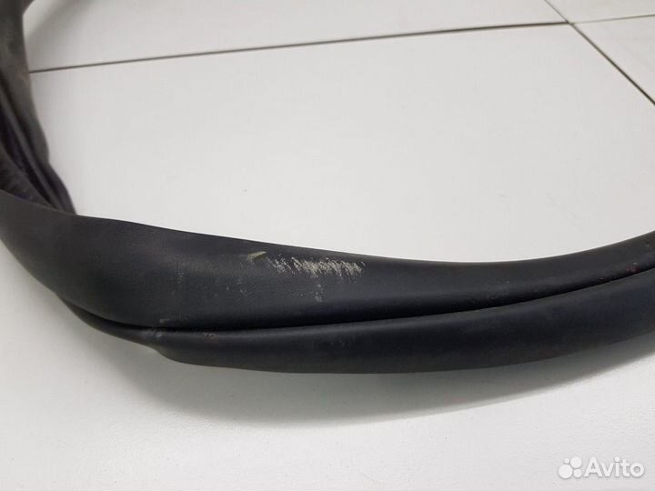 Уплотнитель проема передней левой двери