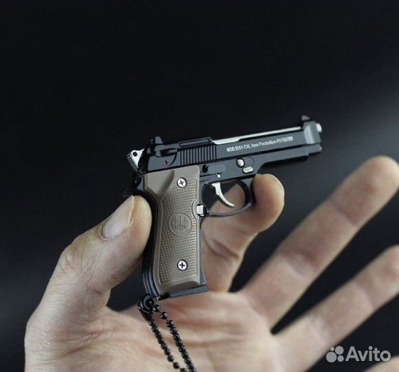 Брелок пистолет Beretta 92 разборный масштаб 3:1