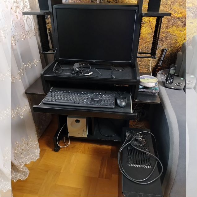 Компьютер с монитором и столом