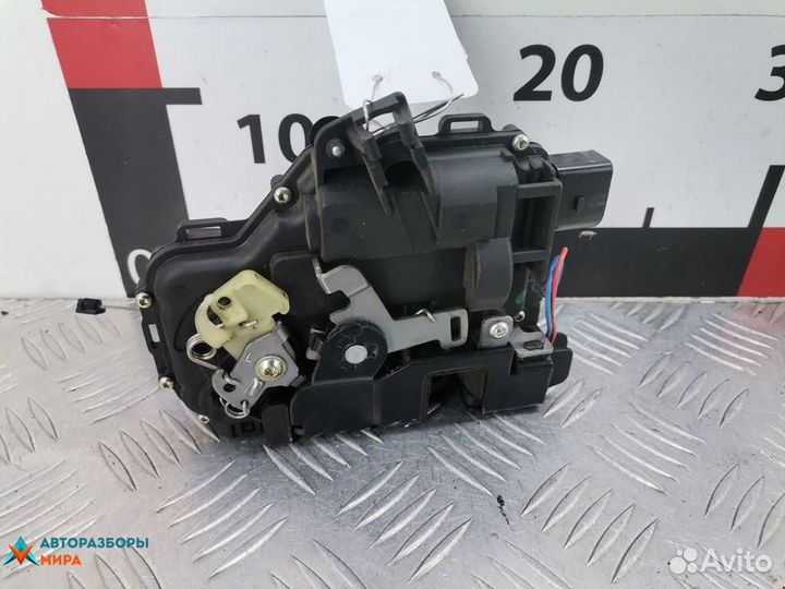 Замок двери передней левой Volkswagen Passat B5