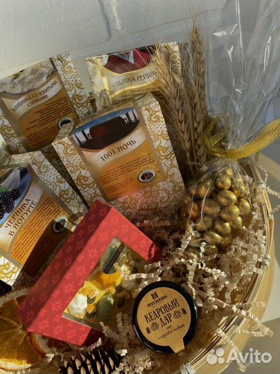 Чайный подарочный набор в круглой корзине