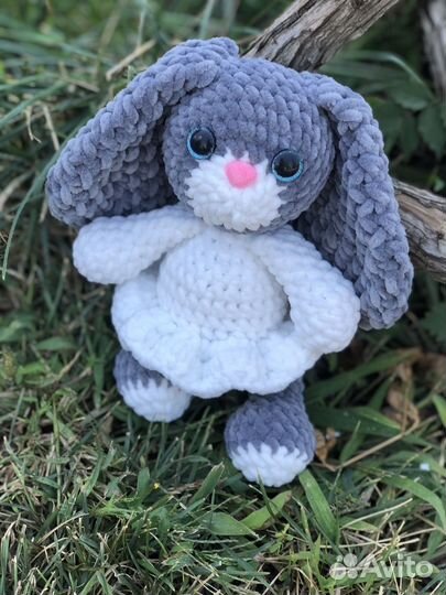 Мягкие вызаные игрушки зайки из плюшевой пряжи