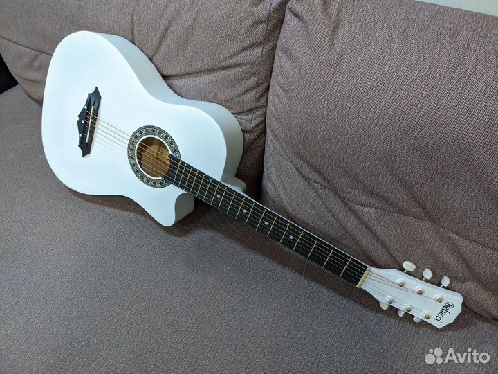 Гитара белая