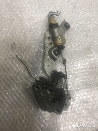 Замок двери передний левый Toyota Hilux VZN130