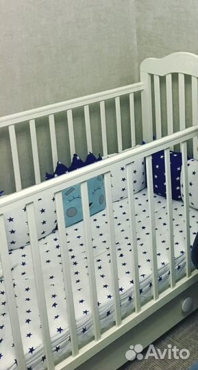 Детская кроватка с маятником