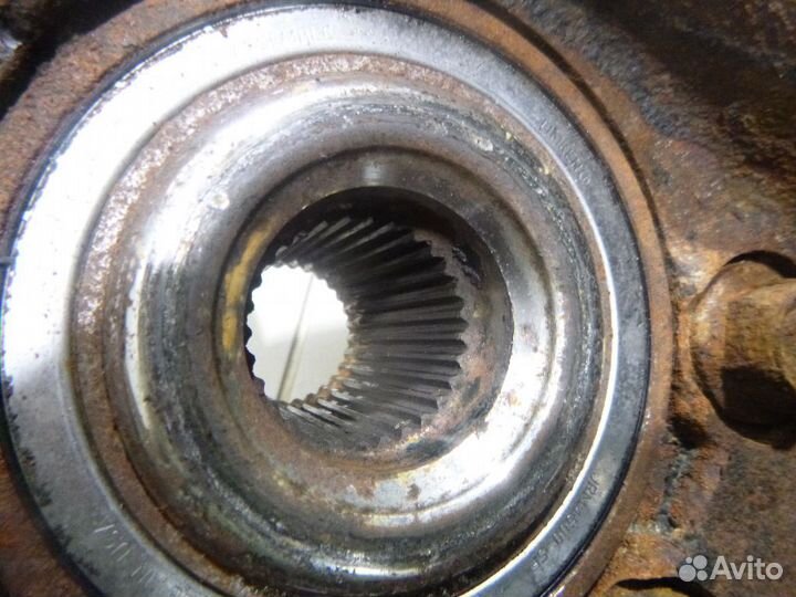 Кулак передний левый Nissan Navara D40 R51