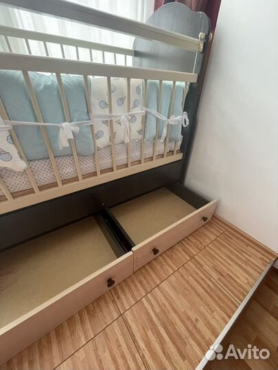 Детская кроватка с маятником