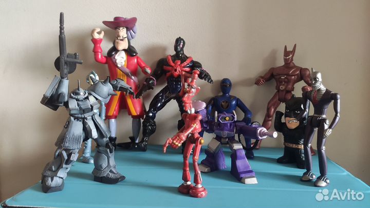 Фигурки комиксов, мультфильмов, роботы