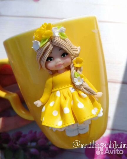 Кружка с девочкой, куколкой