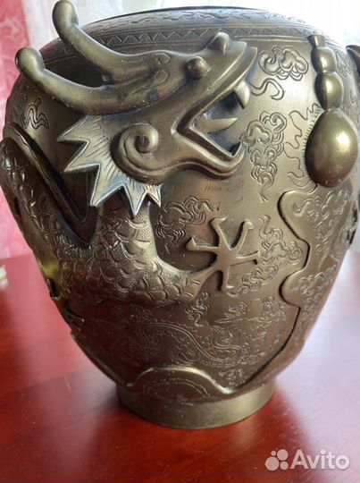 Бронзовая ваза