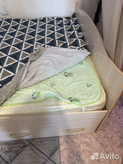 Кровать двухспальная с матрасом