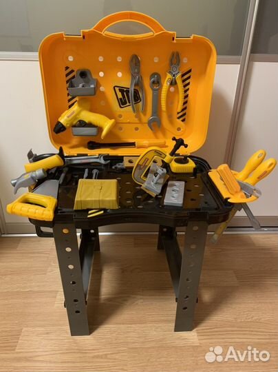 Набор инструментов игрушечный и верстак