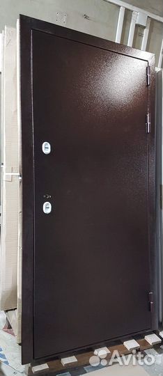 Дверь с зеркалом входная