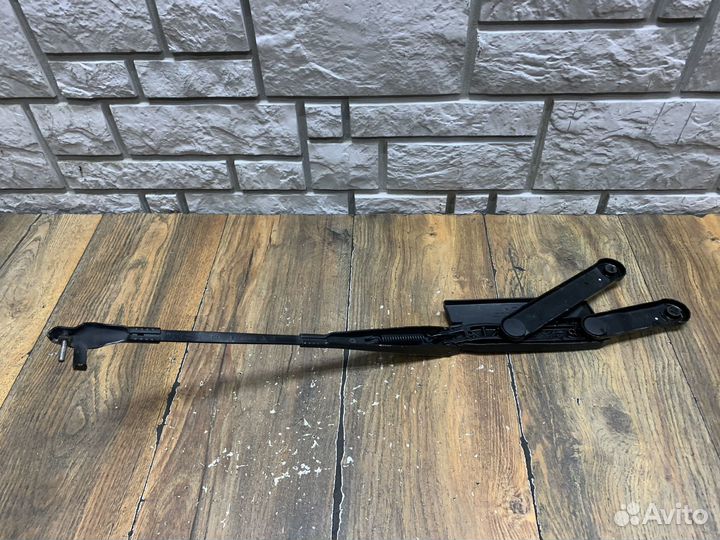 VW Touareg NF Поводок стеклоочистителя передний
