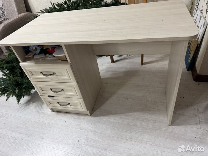 Письменный стол