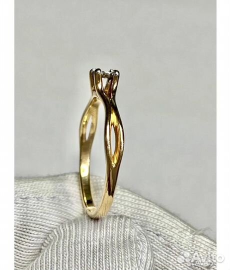 Кольцо с бриллиантом