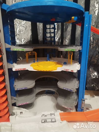 Хот вилс трек,мега парковка, лифт